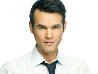 «Come back» του Μένιου Φουρθιώτη: Επιστρέφει στις οθόνες μας με δύο εκπομπές (φωτο)